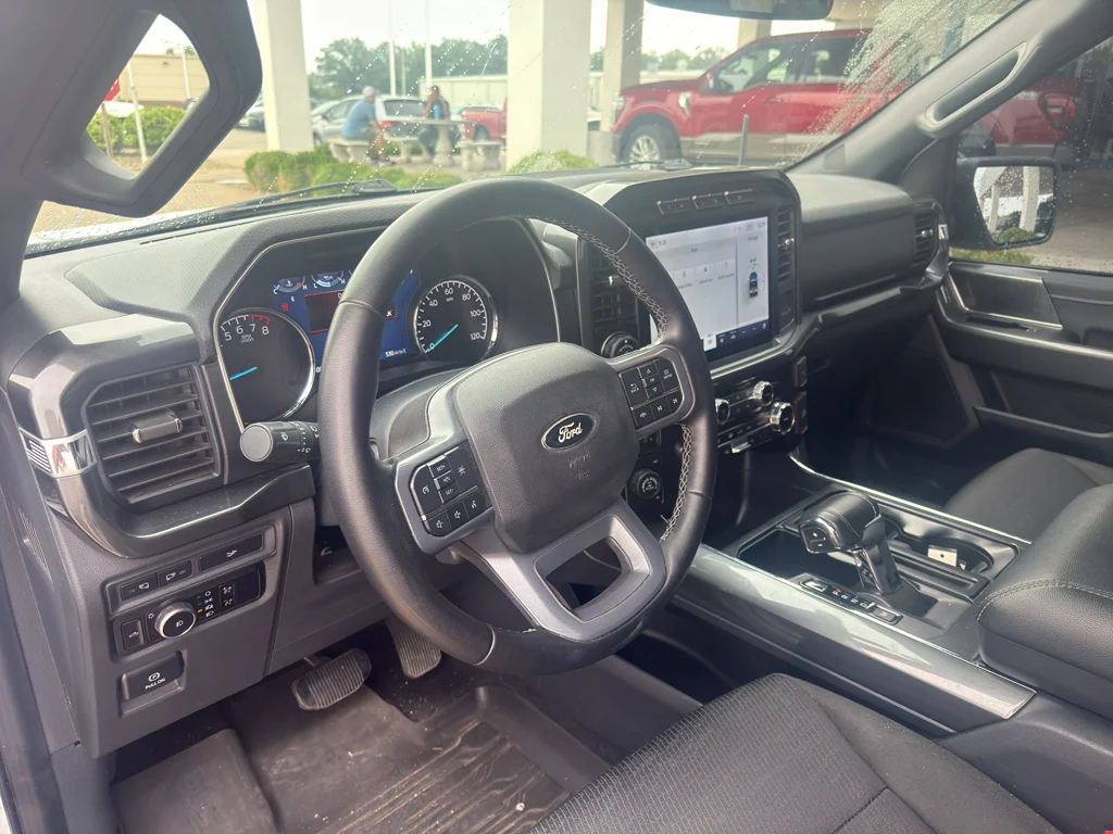 Used 2023 Oxford White Ford XLT image 2