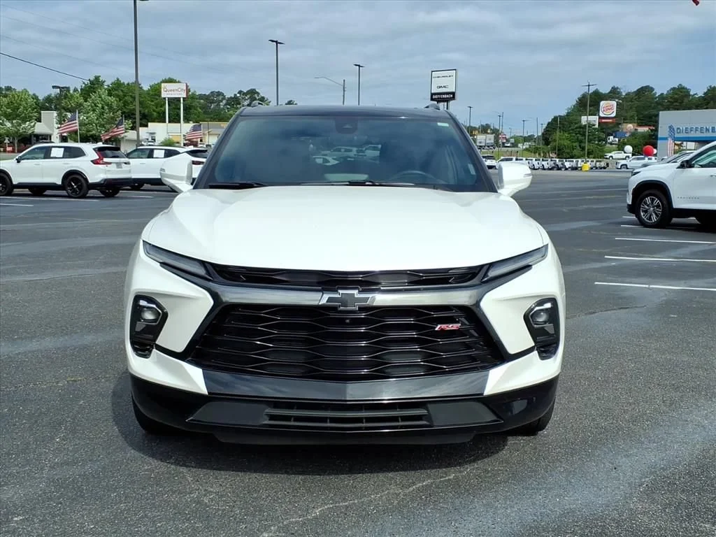 Used 2023 Iridescent Pearl Tricoat Chevrolet RS image 2