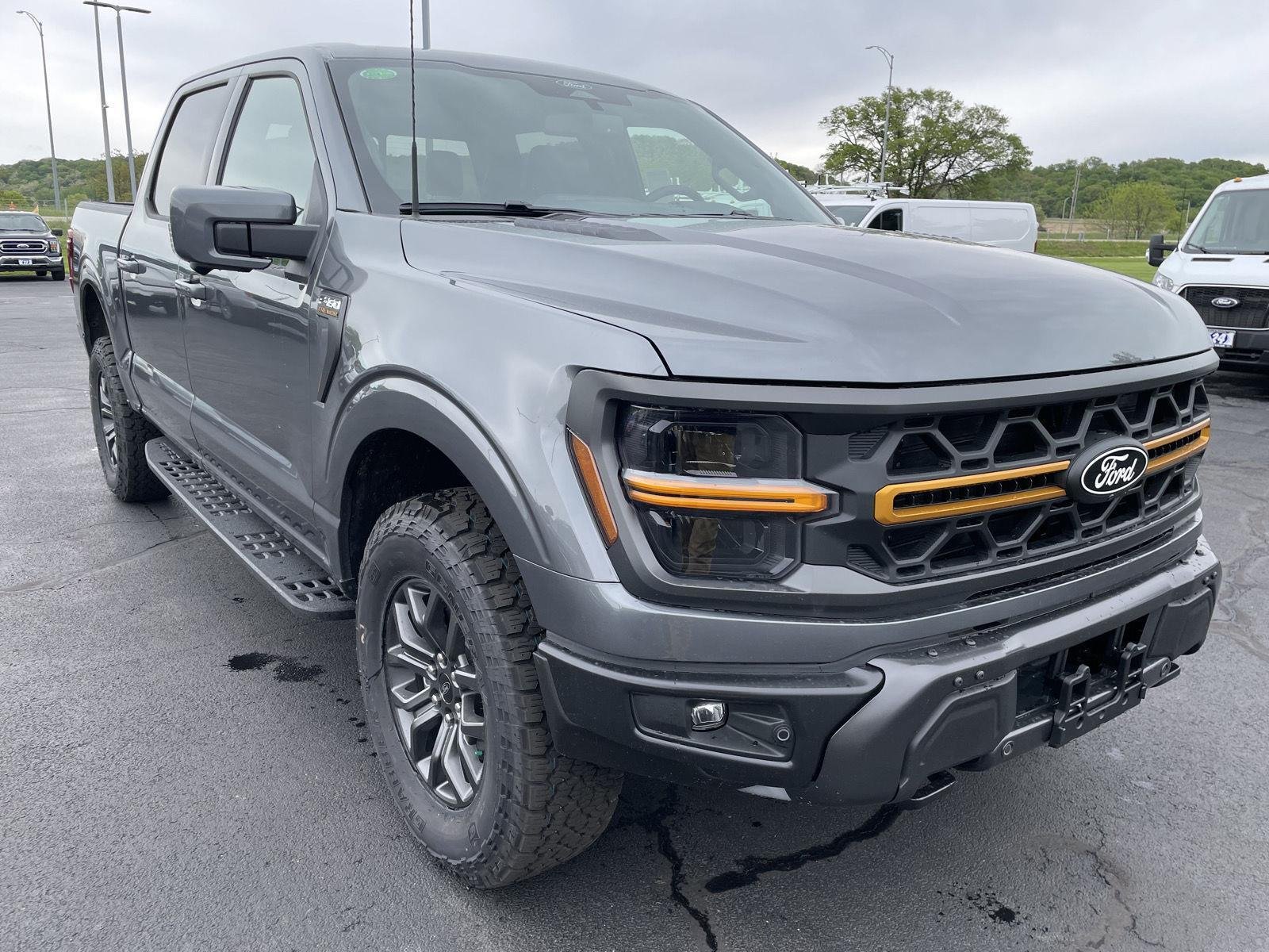 New 2026 Carbonized Gray Metallic Ford Tremor® image 9