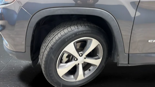 Used 2022 Crystal Metallic Jeep Limited image 35