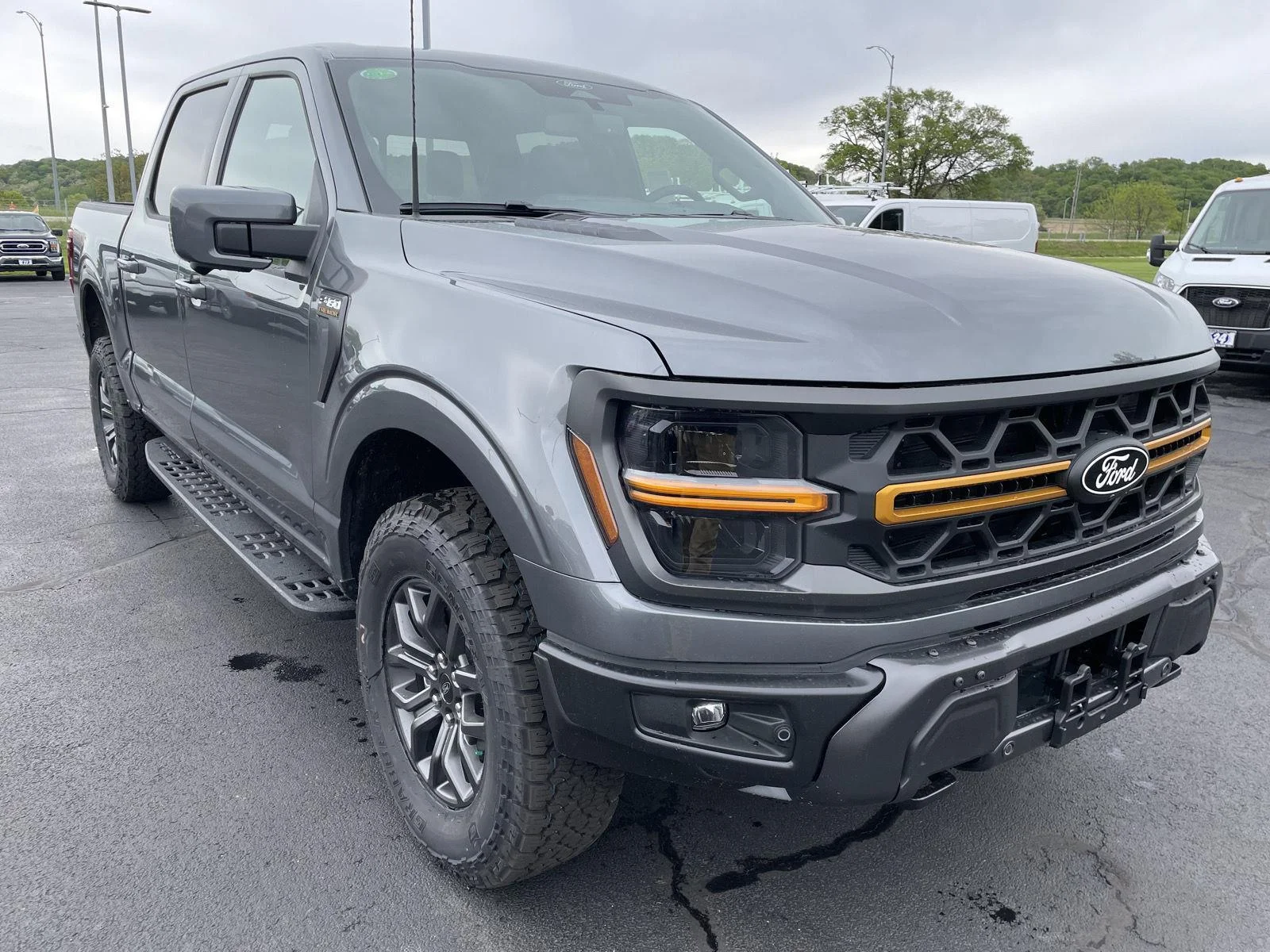New 2026 Carbonized Gray Metallic Ford Tremor image 9
