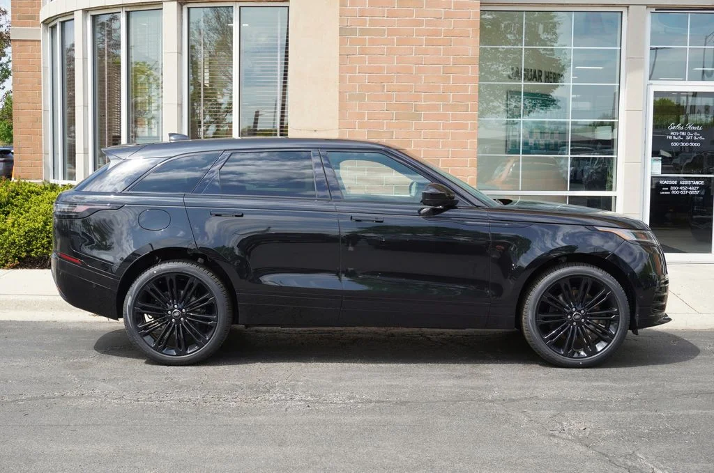 New 2026 Santorini Black Land Rover Dynamic SE image 8