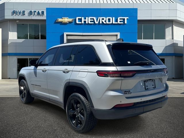 Used 2022 Silver Jeep Altitude image 4