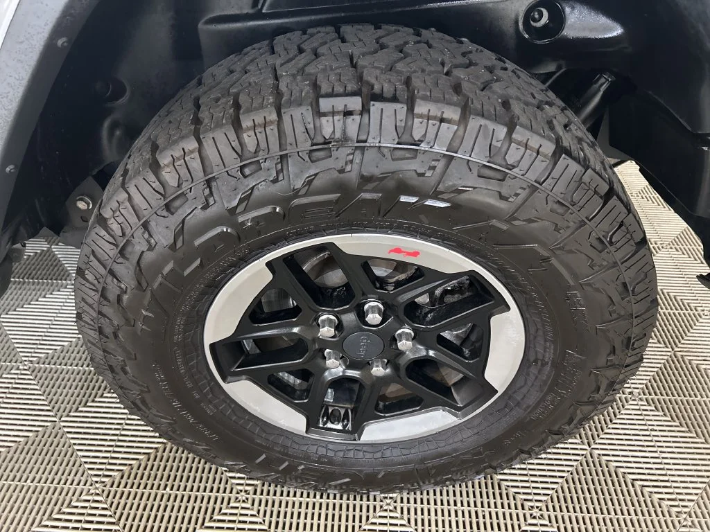 Used 2018 Silver Jeep Unlimited Sahara image 9