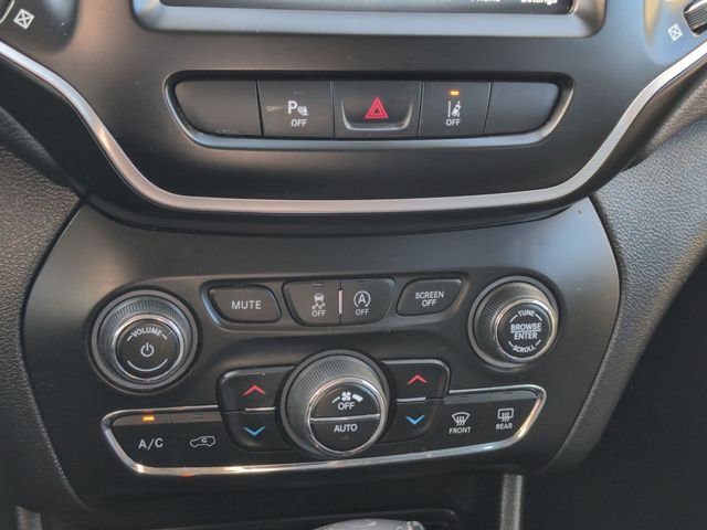 Used 2021 Light Brownstone Pearlcoat Jeep Latitude Lux image 18