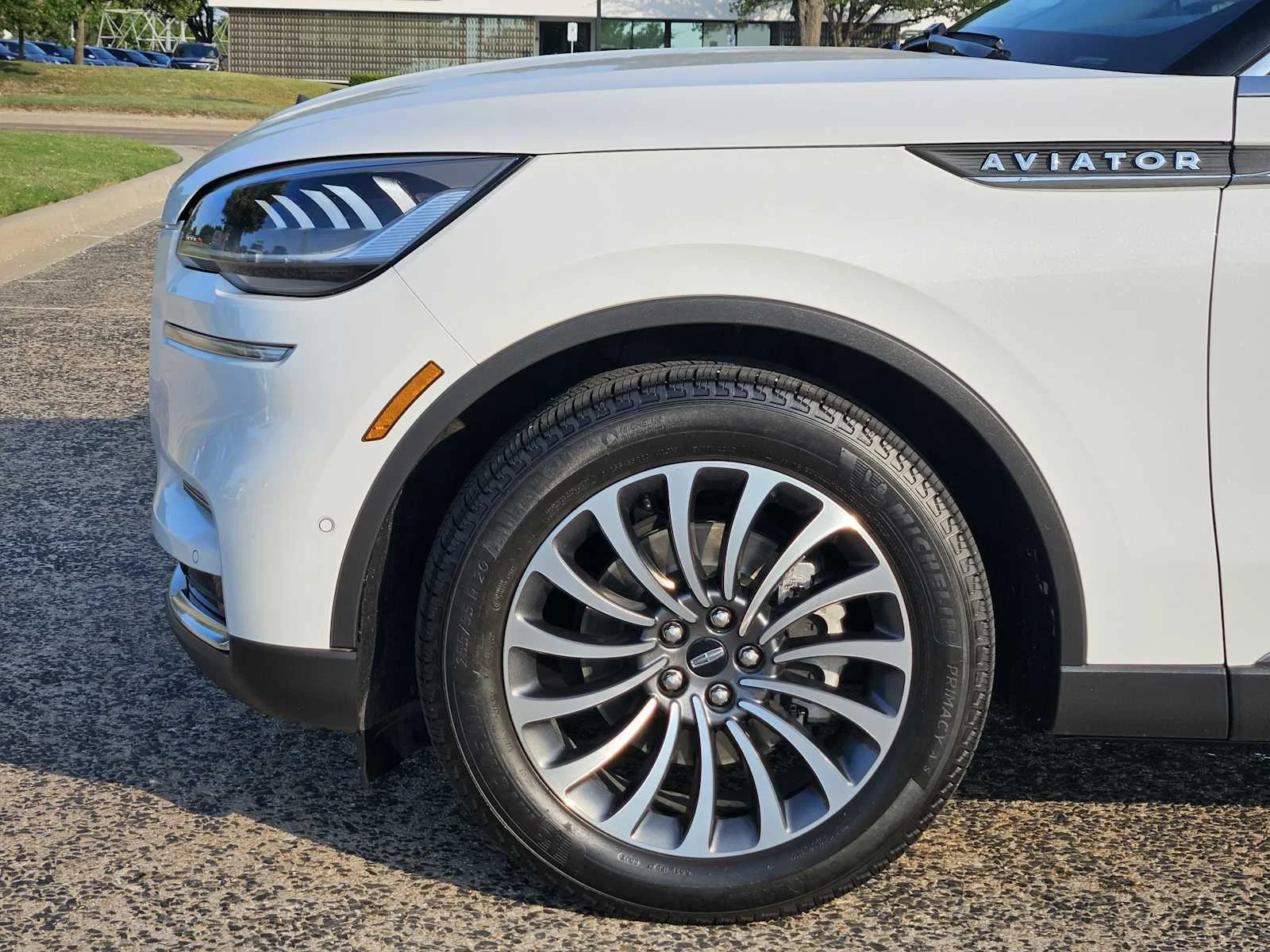 Used 2023 Pristine White Metallic Tri-Coat Lincoln Reserve image 8