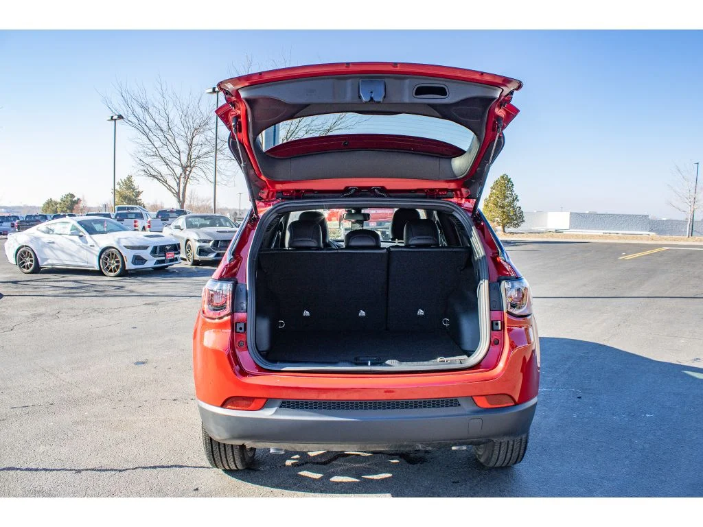 New 2026 Red Hot Pearlcoat Jeep Latitude Altitude image 10