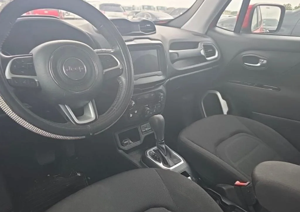 Used 2018 Red Jeep Latitude image 4