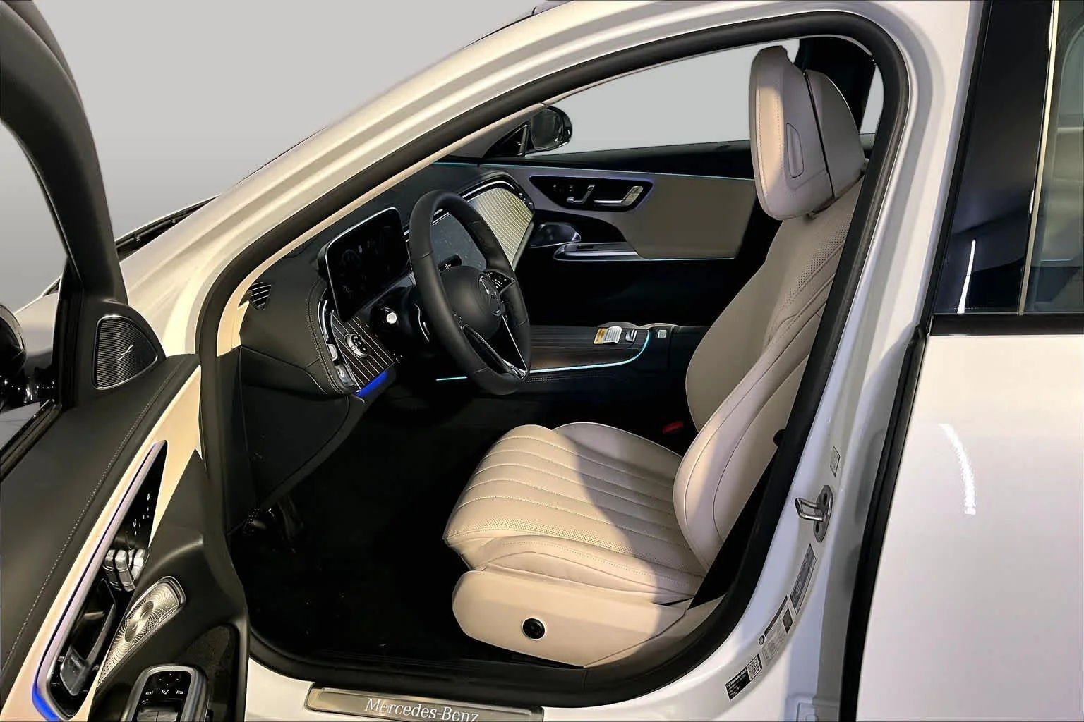 New 2027 MANUFAKTUR Moonlight White Metallic Mercedes-Benz E 450 image 13