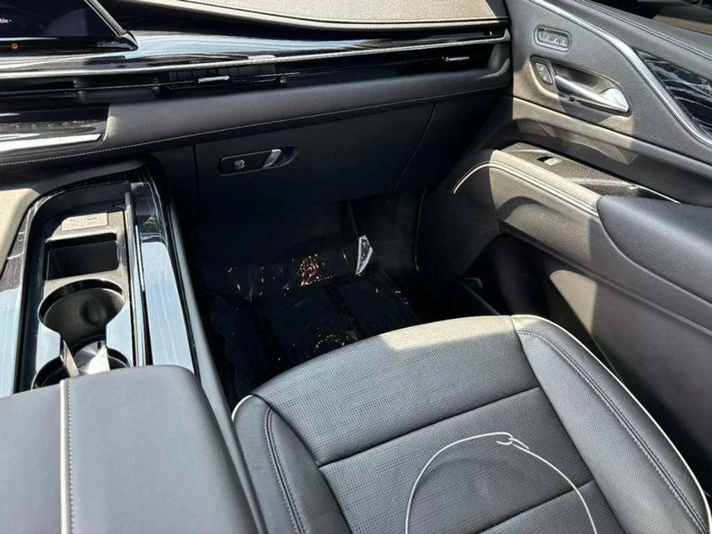 Used 2022 Crystal White Tricoat Cadillac Sport image 17
