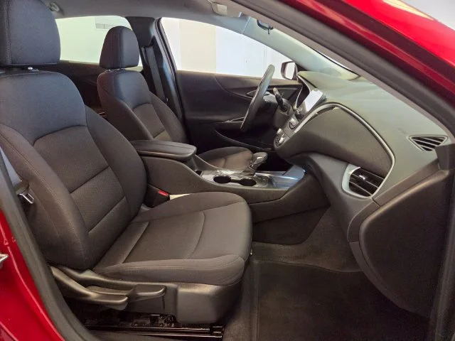 Used 2023 RADIANT RED TINTCOAT Chevrolet LT image 17