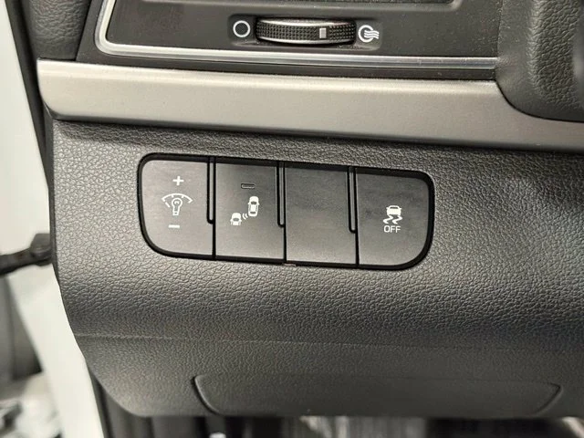 Used 2018 White Hyundai SEL image 16