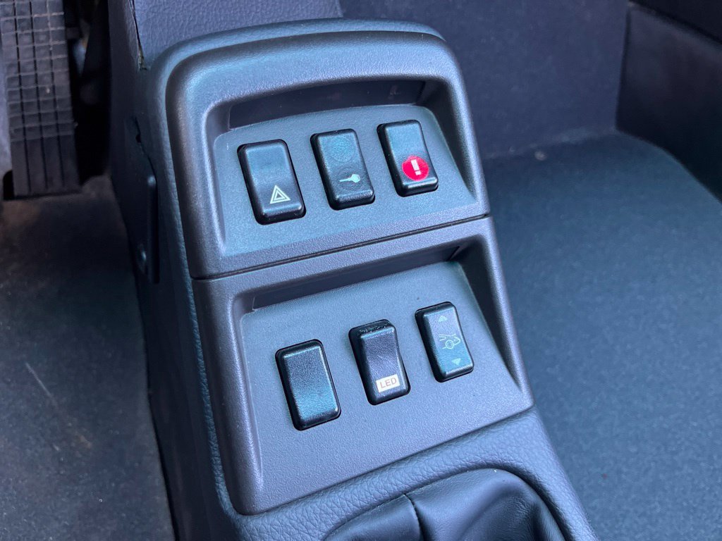 Used 1995  Porsche Carrera 4 image 31