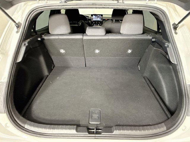 Used 2022 White Toyota SE image 31