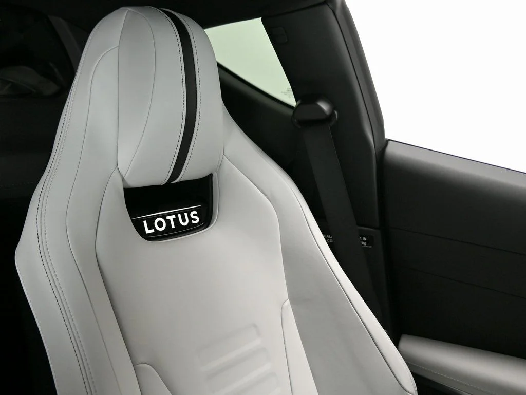 2026 Lotus Emira - Photo 13