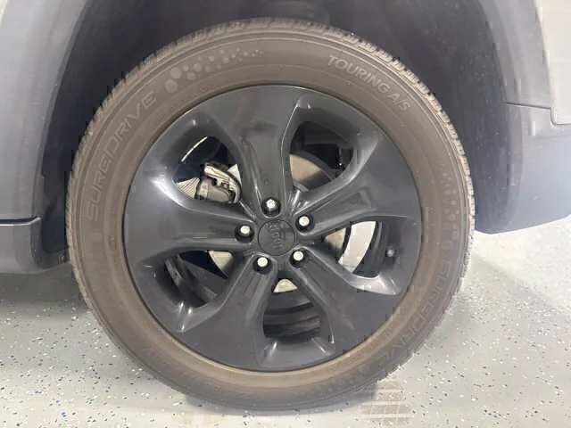 Used 2020 Silver Jeep Latitude image 9