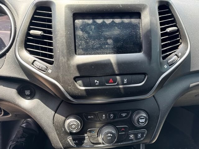 Used 2021 Gray Jeep Latitude Lux image 4