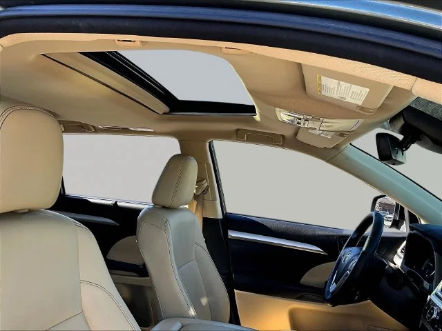 Used 2018 Green Toyota XLE image 33