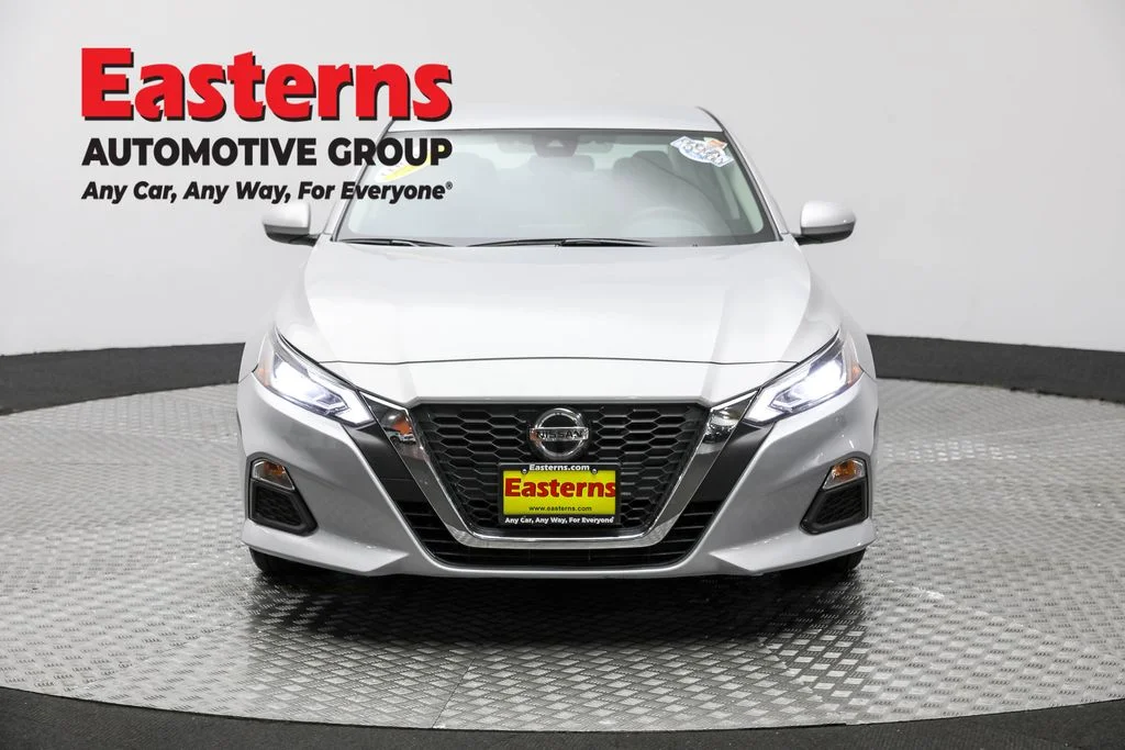 Used 2022 Silver Nissan 2.5 SV image 2