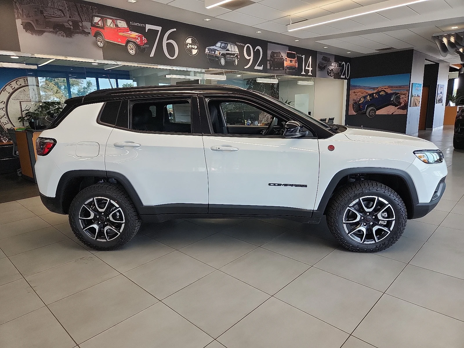 New 2027 Bright White Clear-Coat Paint Jeep TRAILHAWK 4X4 image 5
