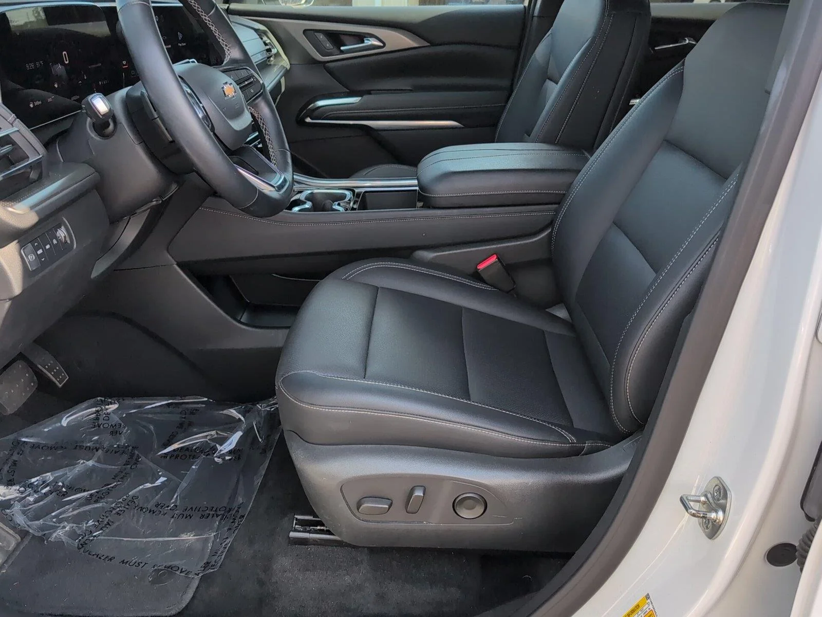 Used 2025 Summit White Chevrolet LT image 3