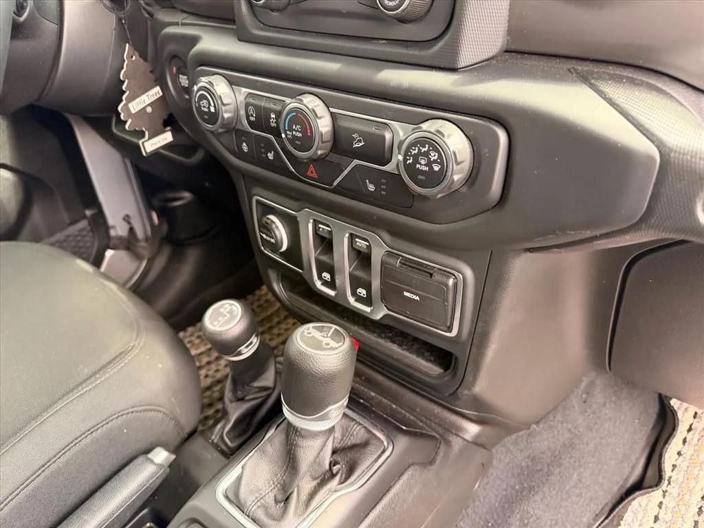 Used 2019 Silver Jeep Sport S image 25