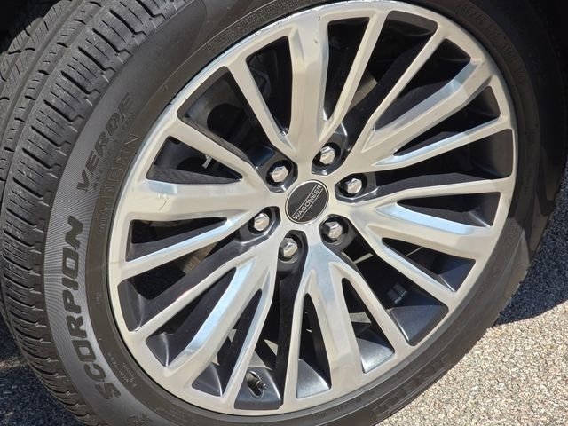 Used 2025 Diamond Black Crystal Pearlcoat Jeep Base image 31