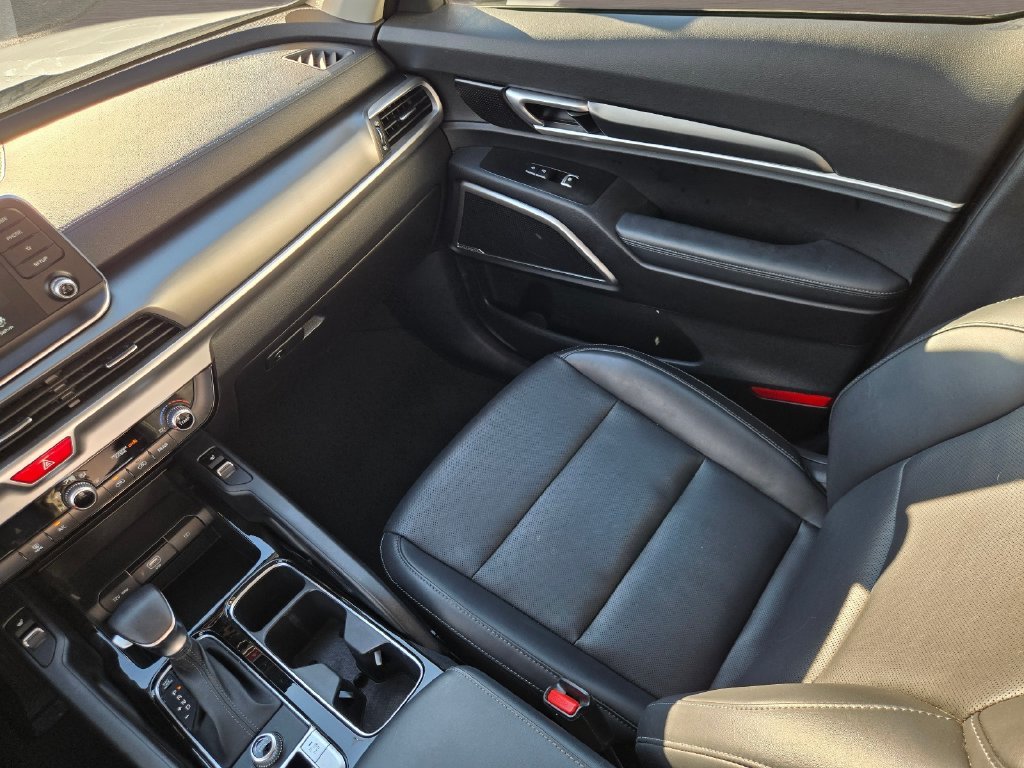 Used 2020 White Kia S image 14