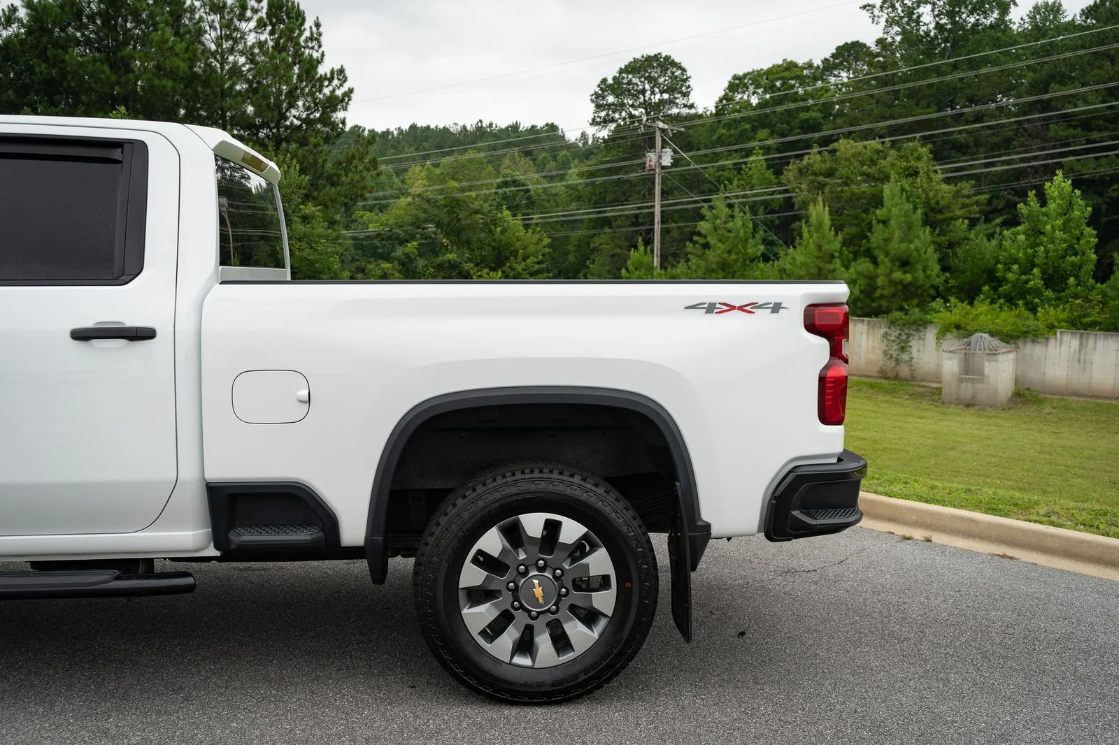 Used 2022 White Chevrolet Custom image 6