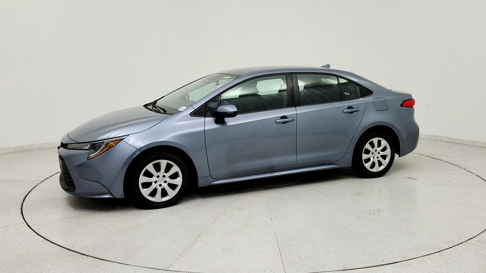 Used 2024  Toyota LE image 3