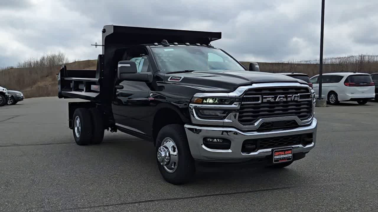 New 2026 Diamond Black Crystal Pearl-Coat Exterior Paint RAM Tradesman image 2