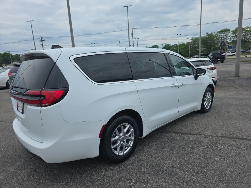 Used 2023 White Chrysler Touring L image 4