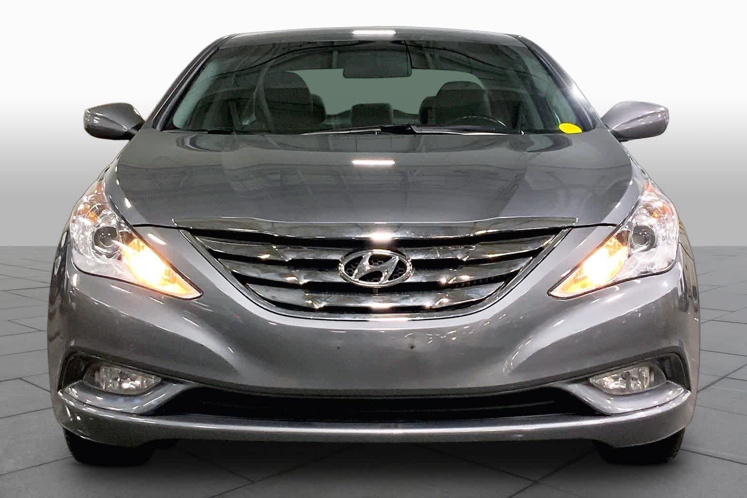 Used 2011 Harbor Gray Metallic Hyundai SE image 3