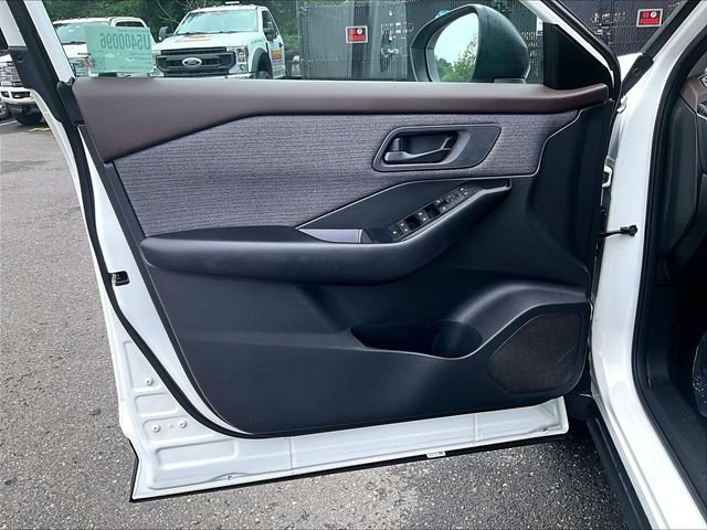 Used 2023 White Nissan S image 18