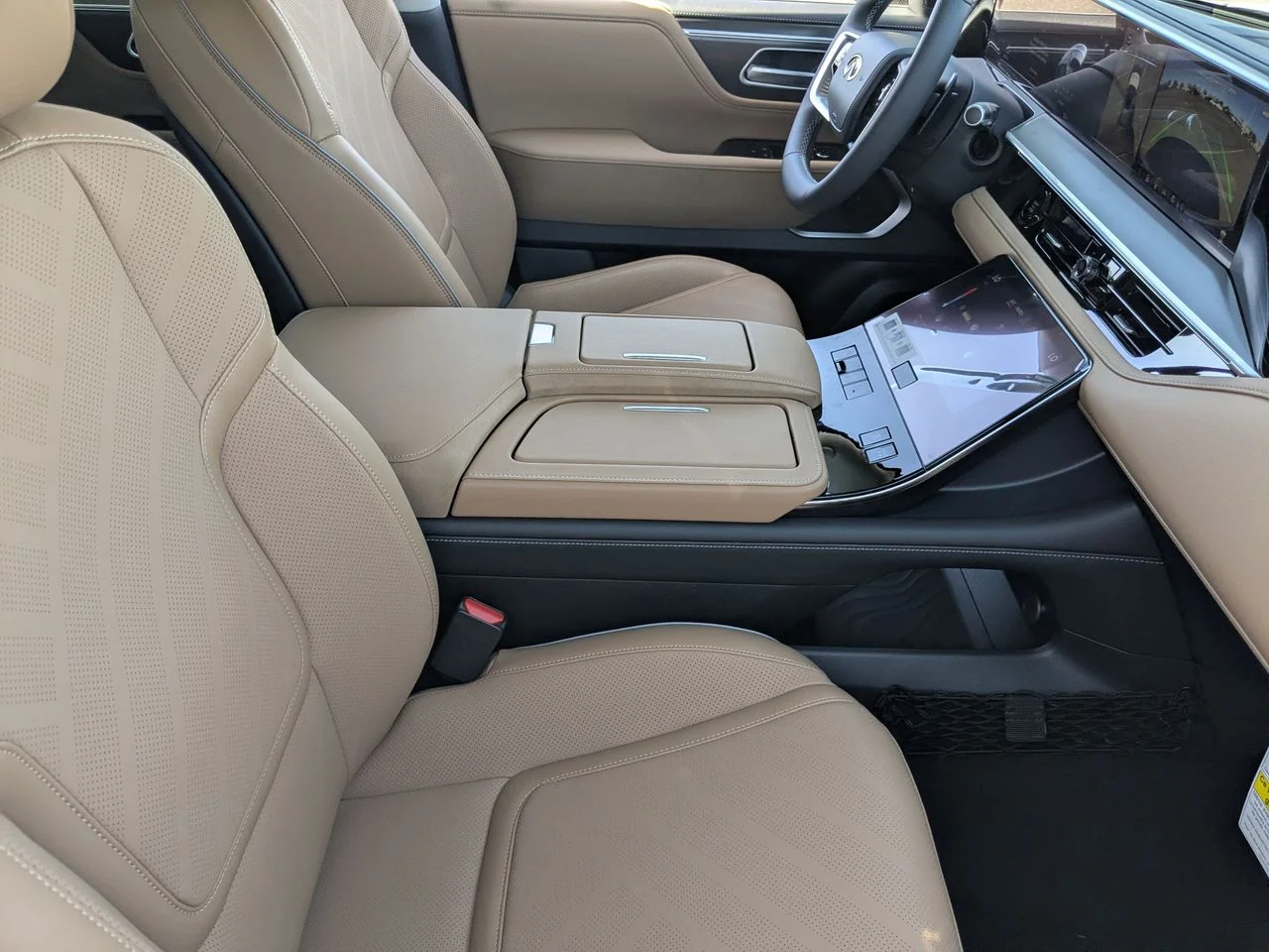 New 2026 RADIANT WHITE INFINITI Luxe 2WD image 29