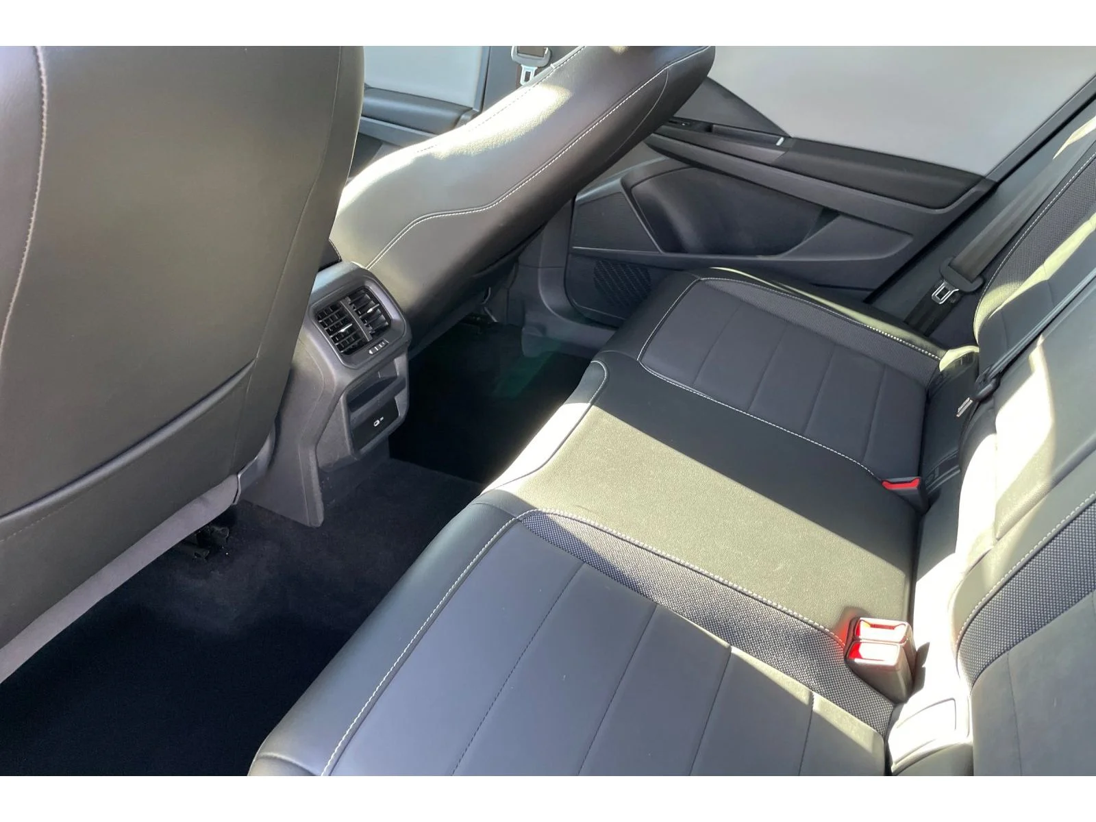 Used 2023 Dusk Blue Metallic Volkswagen SE image 13