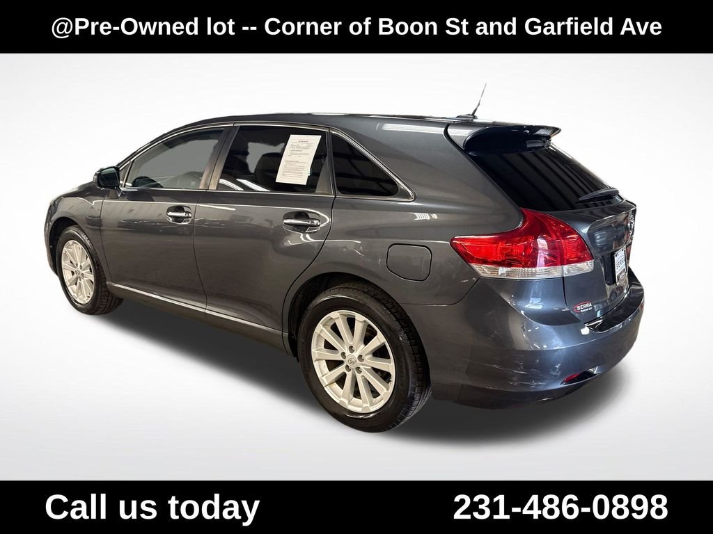 Used 2010  Toyota Base image 3