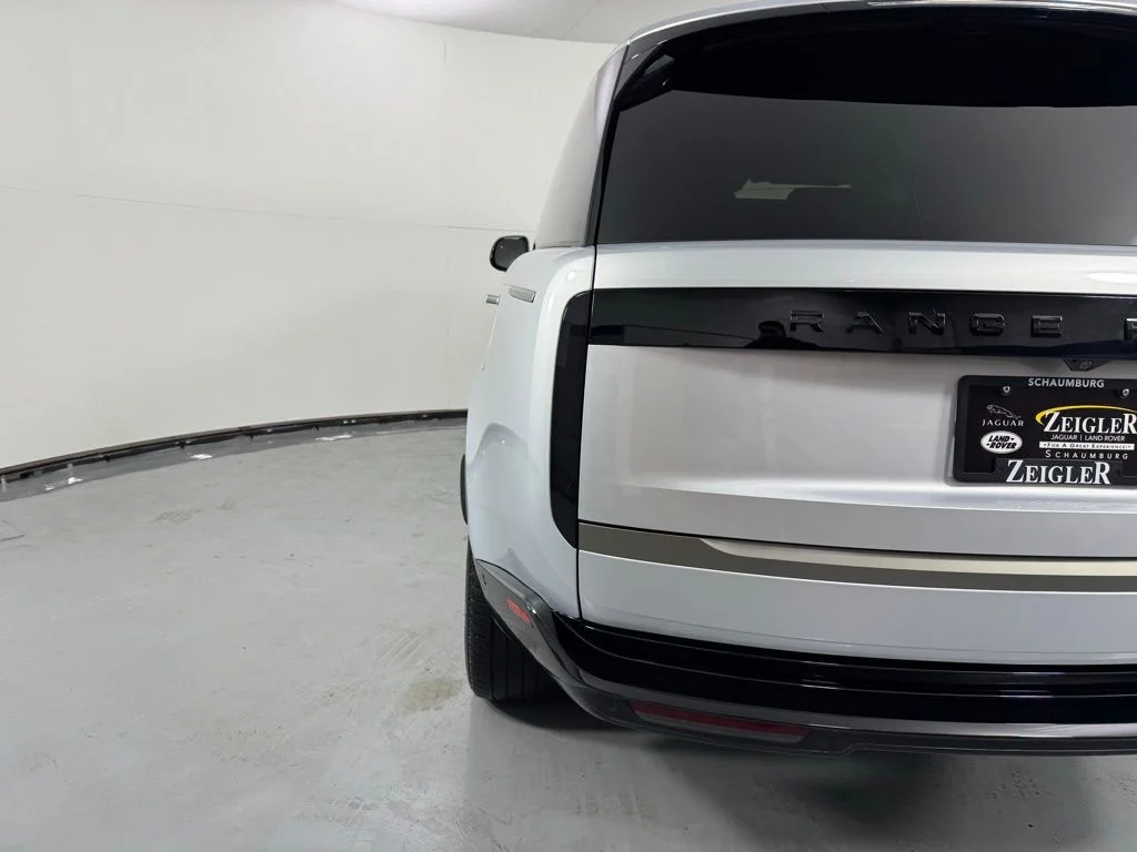 Used 2025 Hakuba Silver Metallic Land Rover SE image 9