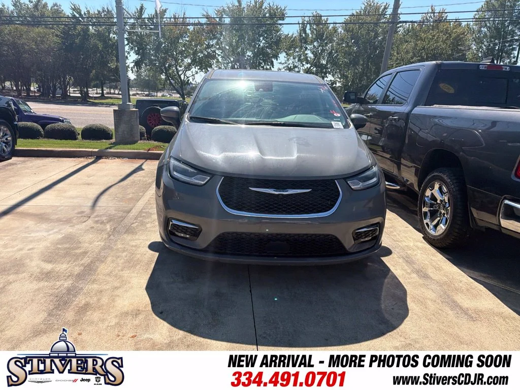 Used 2023 White Chrysler Touring L image 4