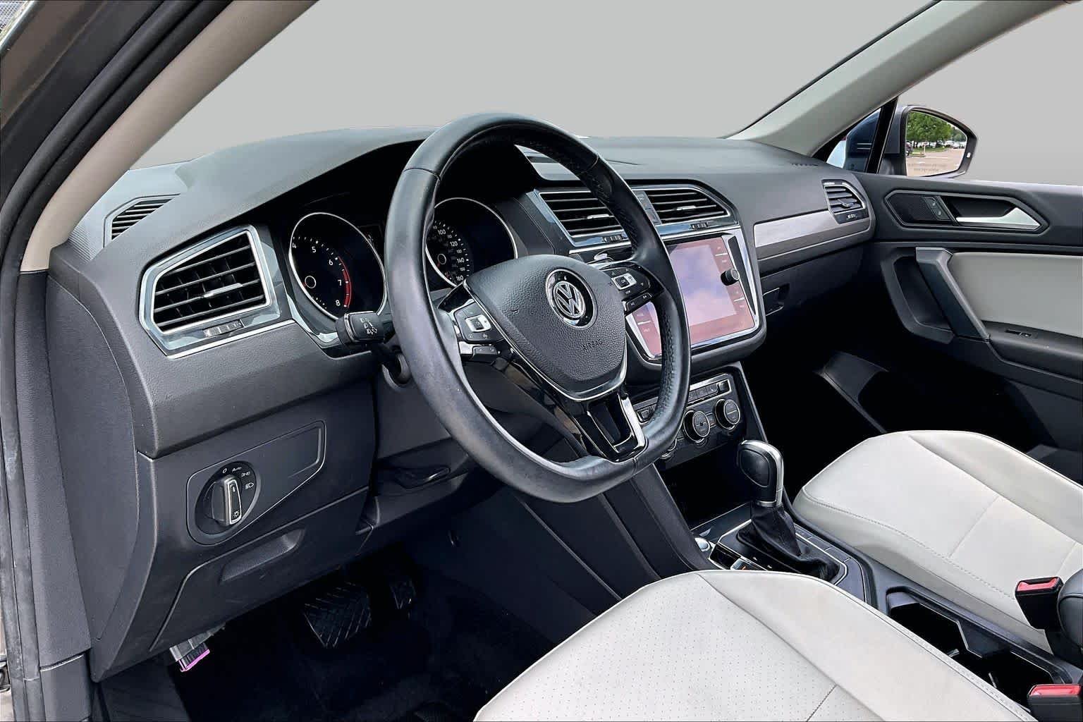 Used 2019 Platinum Gray Metallic Volkswagen SE image 15