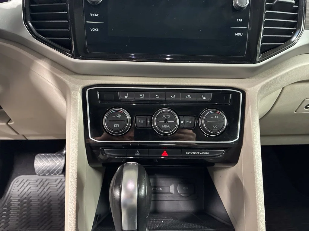 Used 2022 Black Volkswagen 3.6L V6 SE w/Technology image 21