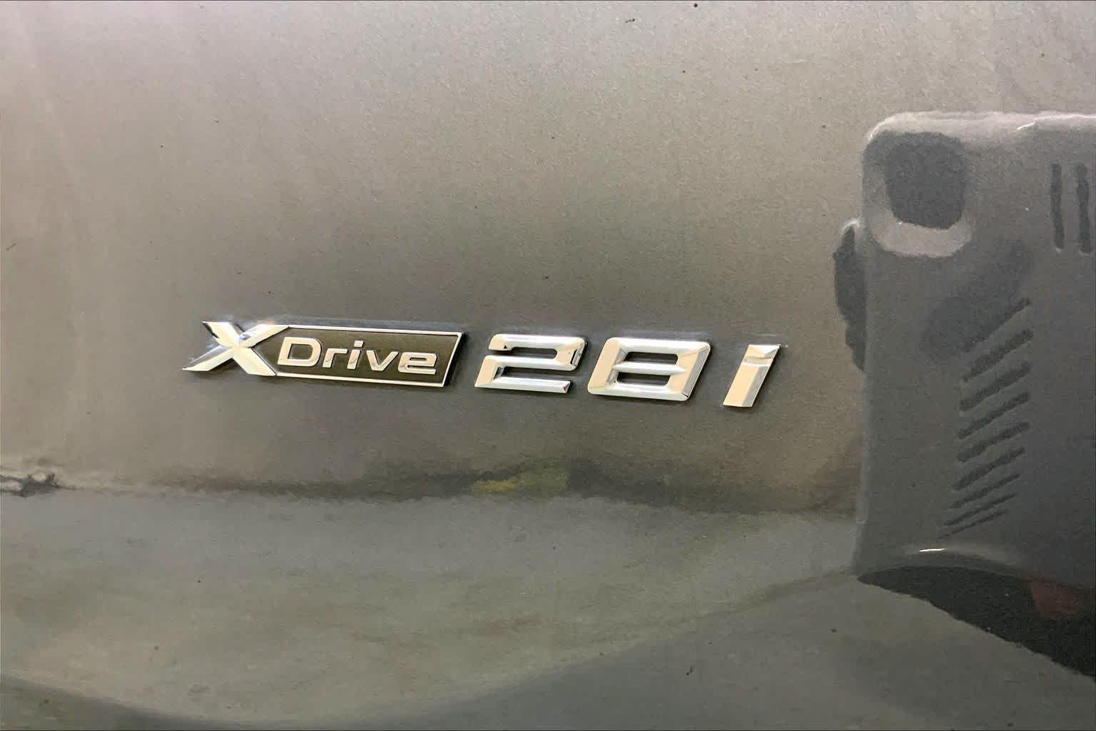 Used 2018 Mineral Gray Metallic BMW xDrive28i image 9