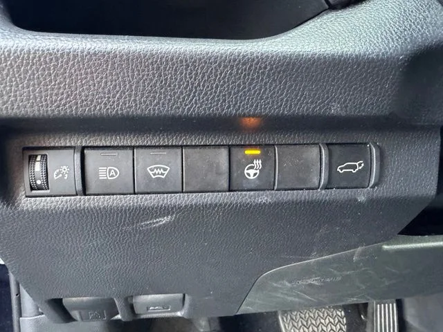 Used 2024  Toyota XLE Premium image 20