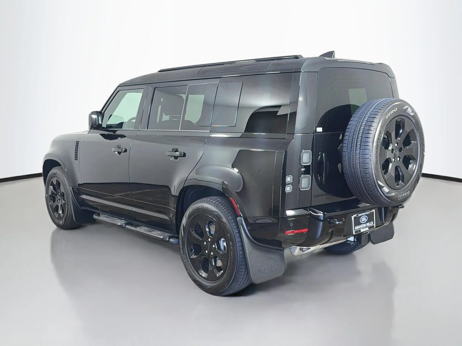 New 2026 Santorini Black Land Rover X-Dynamic SE image 3