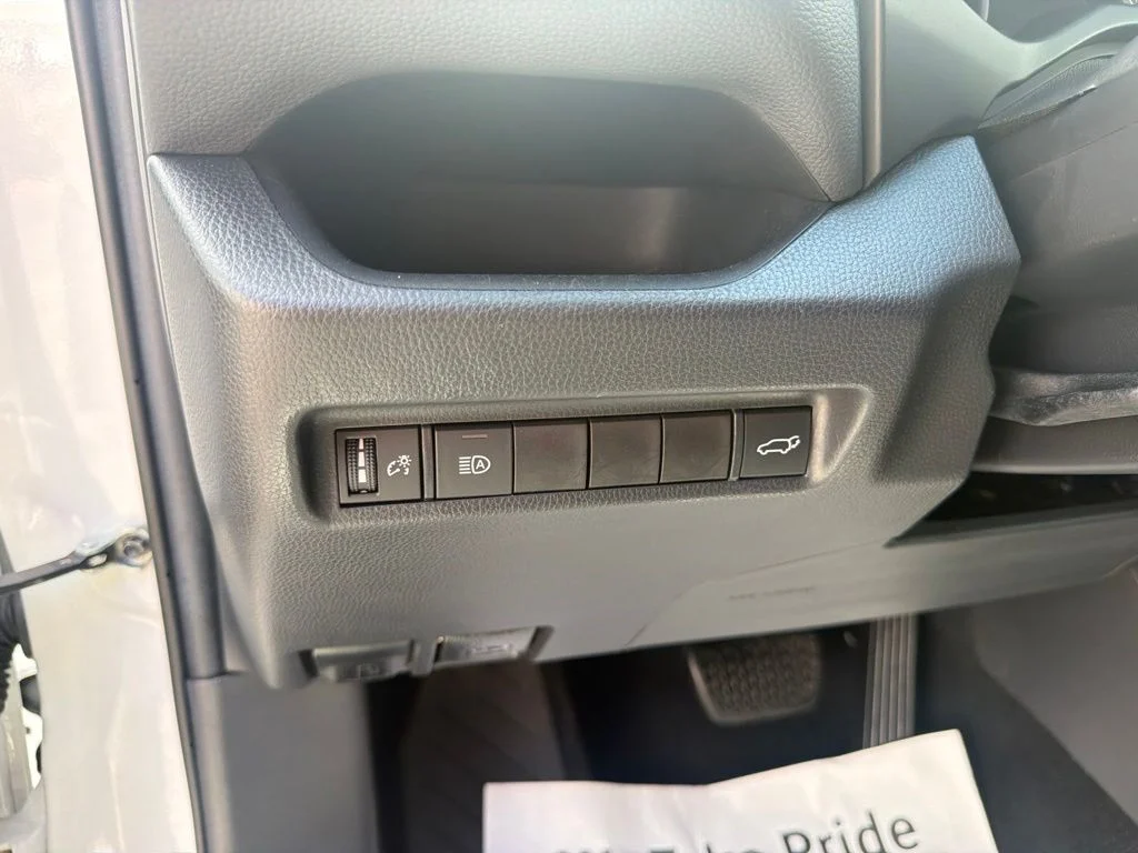 Used 2019 White Toyota XLE image 20