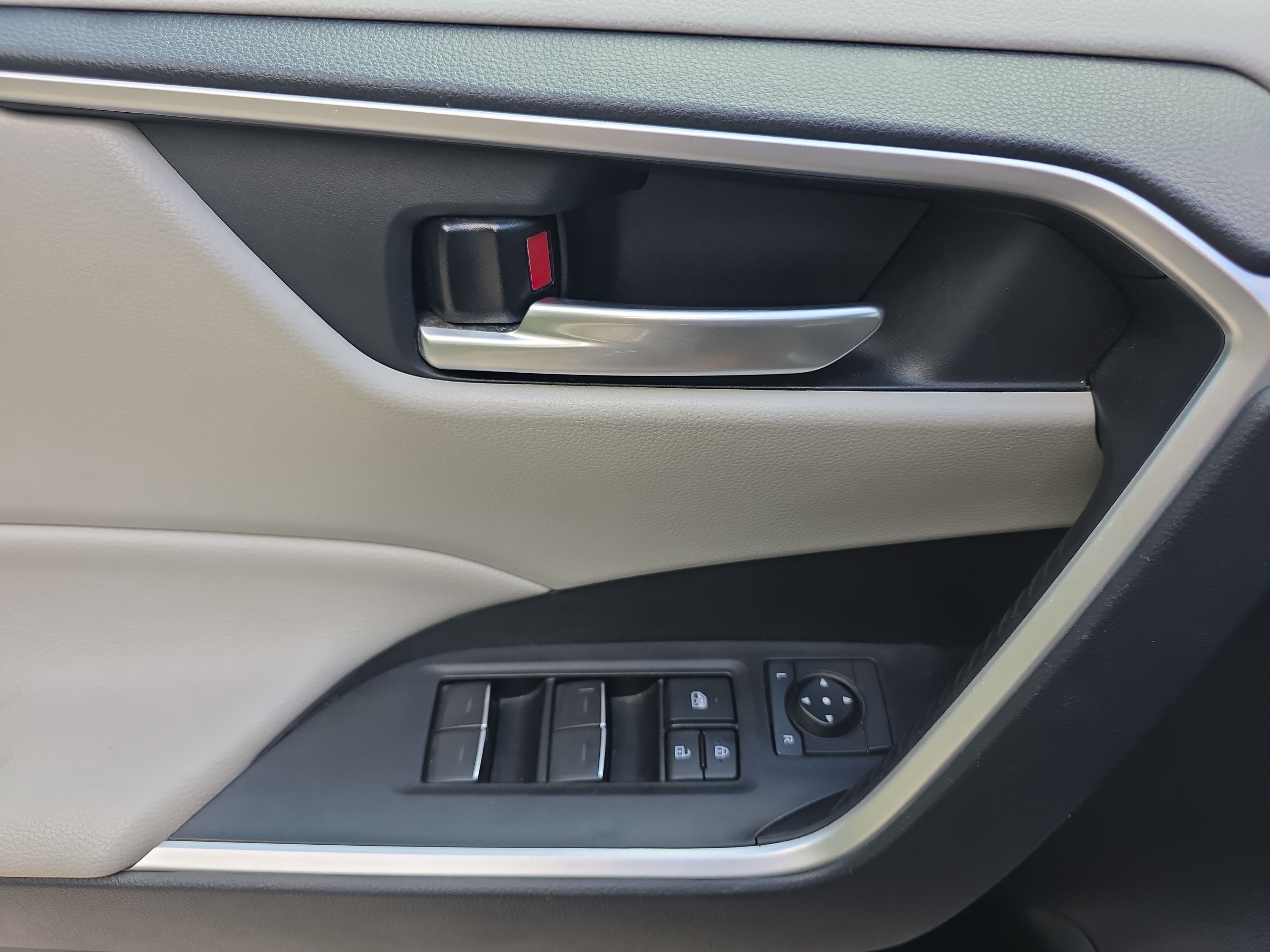 Used 2025 Silver Sky Metallic Toyota XLE image 16