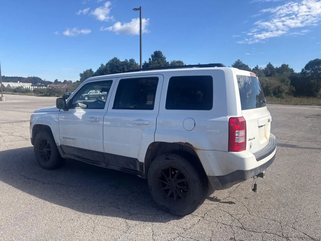 Used 2015 Bright White Clearcoat Jeep Sport image 25