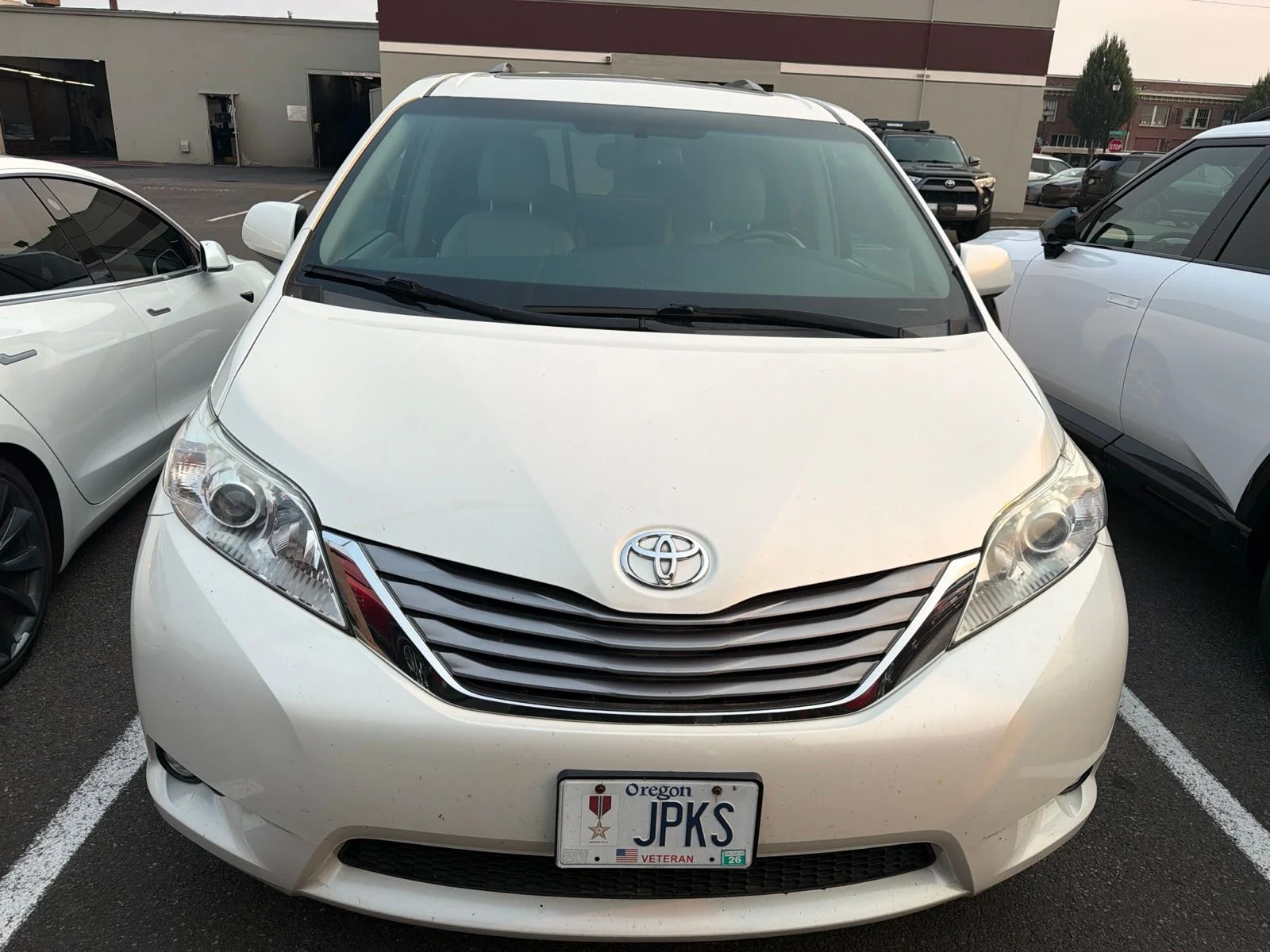 Used 2017  Toyota XLE Premium 7 Passenger image 2