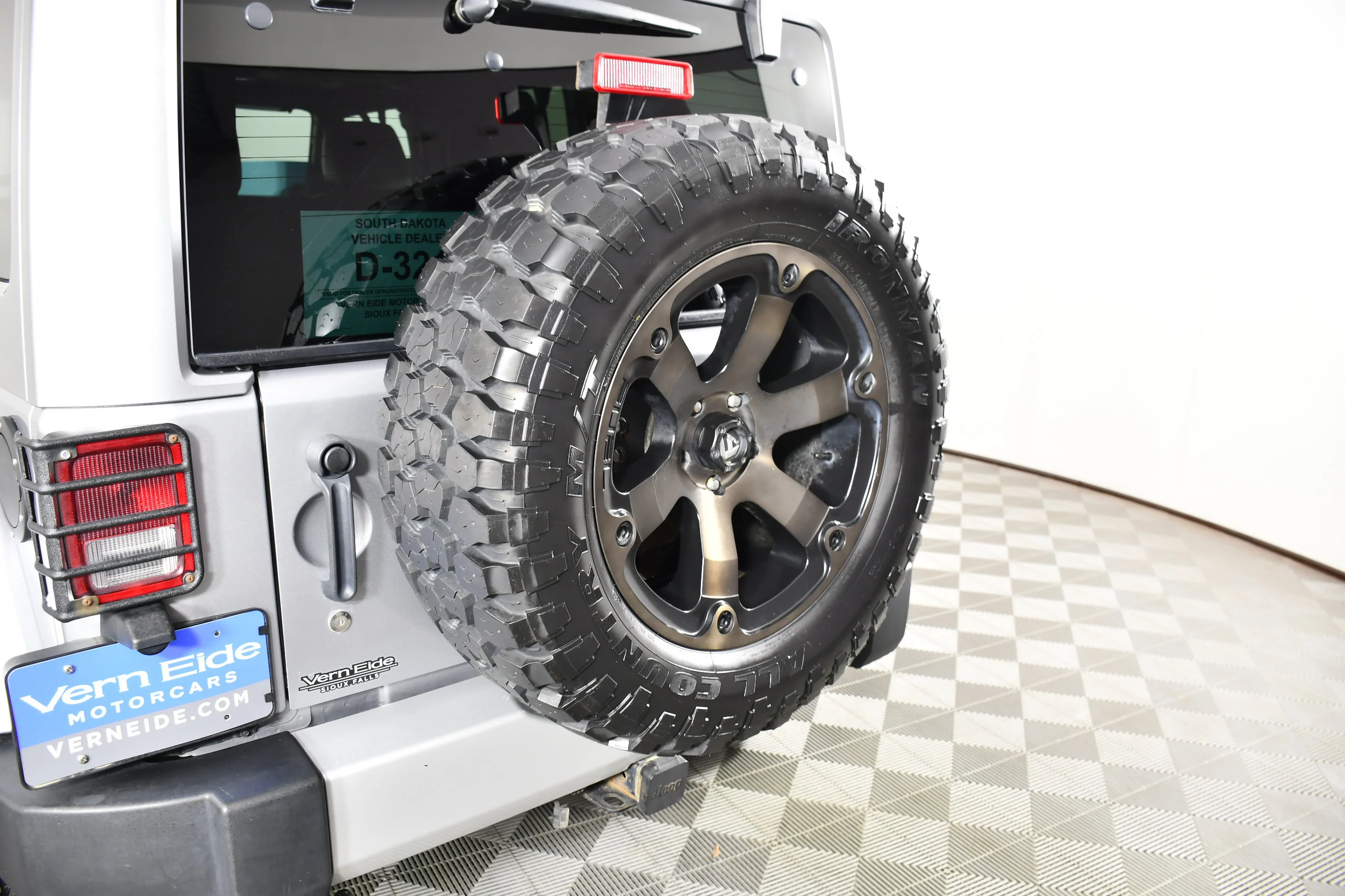 Used 2013 Billet Silver Metallic Jeep Sahara image 15