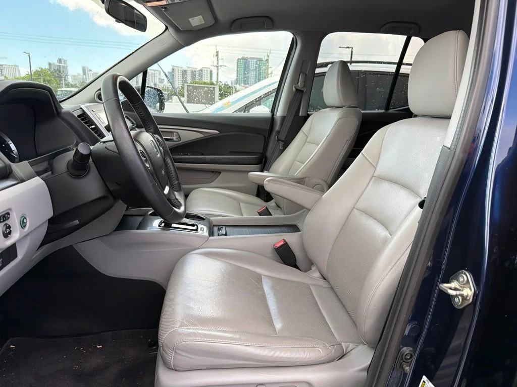 Used 2017 Obsidian Blue Pearl Honda RTL image 14
